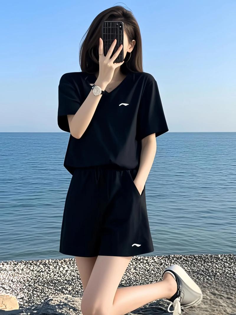男装行业的新篇章：潮流与经典交织的艺术